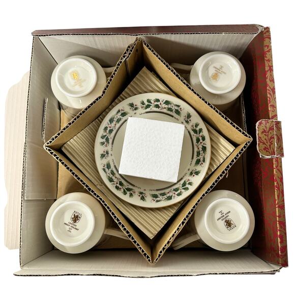 Royal Limited Holly Holiday 3-Piece Place Settings-Service for 4 in Orig Box! - Picture 4 of 8